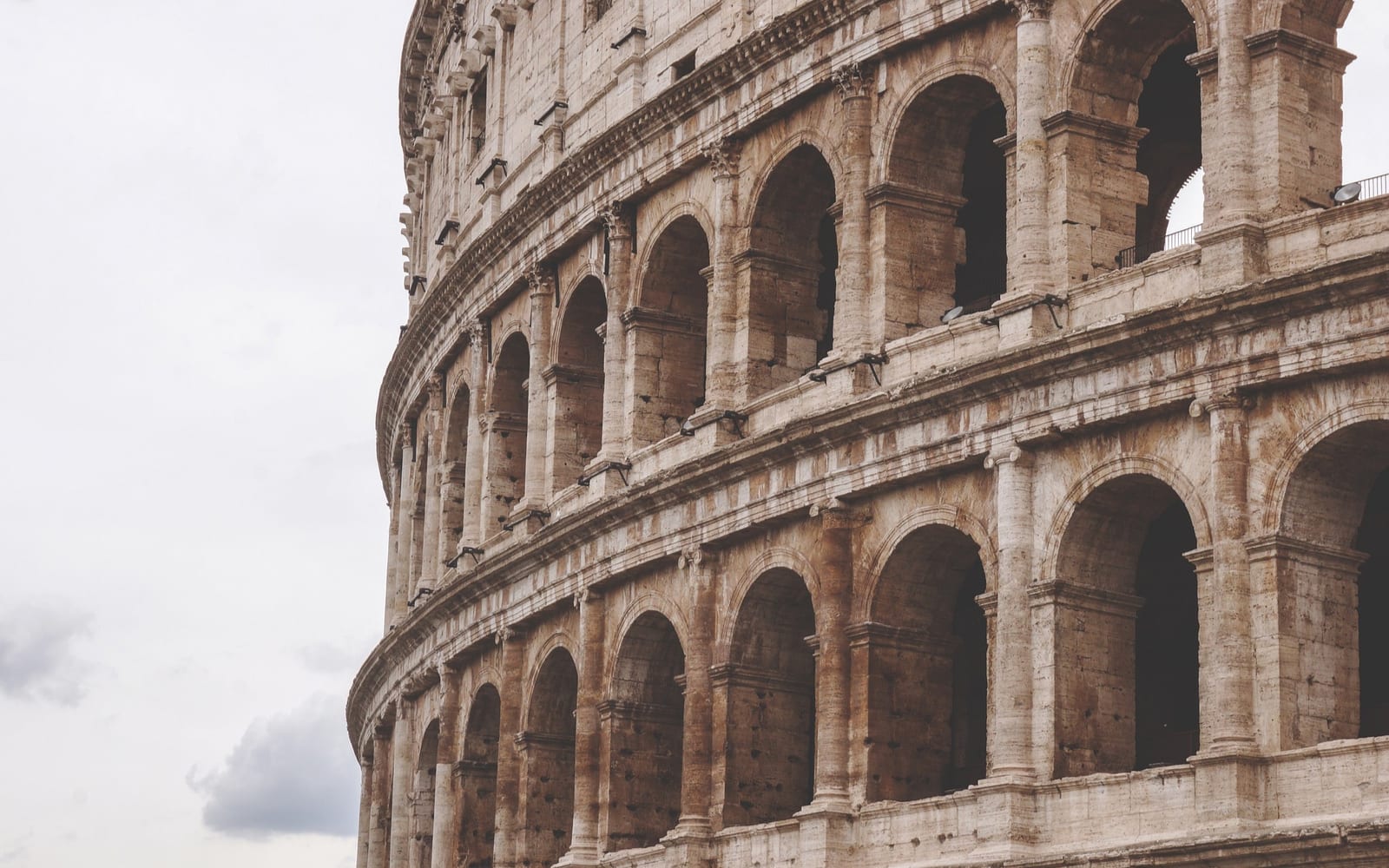 Image of the Colosseum shown to illustrate the influence of Latin on the Romance language family.